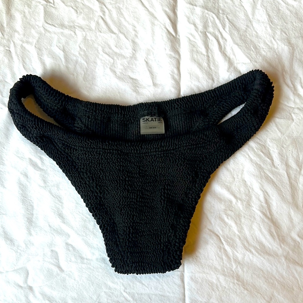 Skatie crinkle black bottom